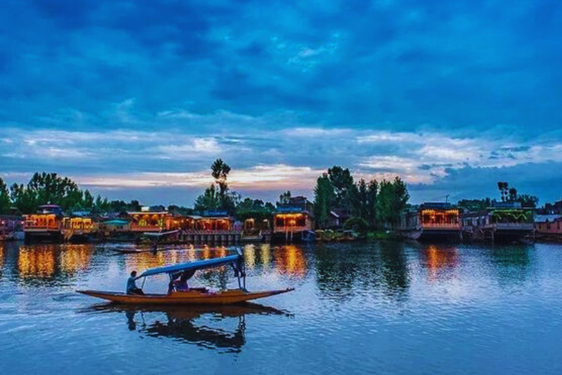 shikara at dal lake srinagar kashmir